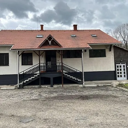 Erdei Vadaszhaz Medencevel, Jakuzzival * Pusztavam